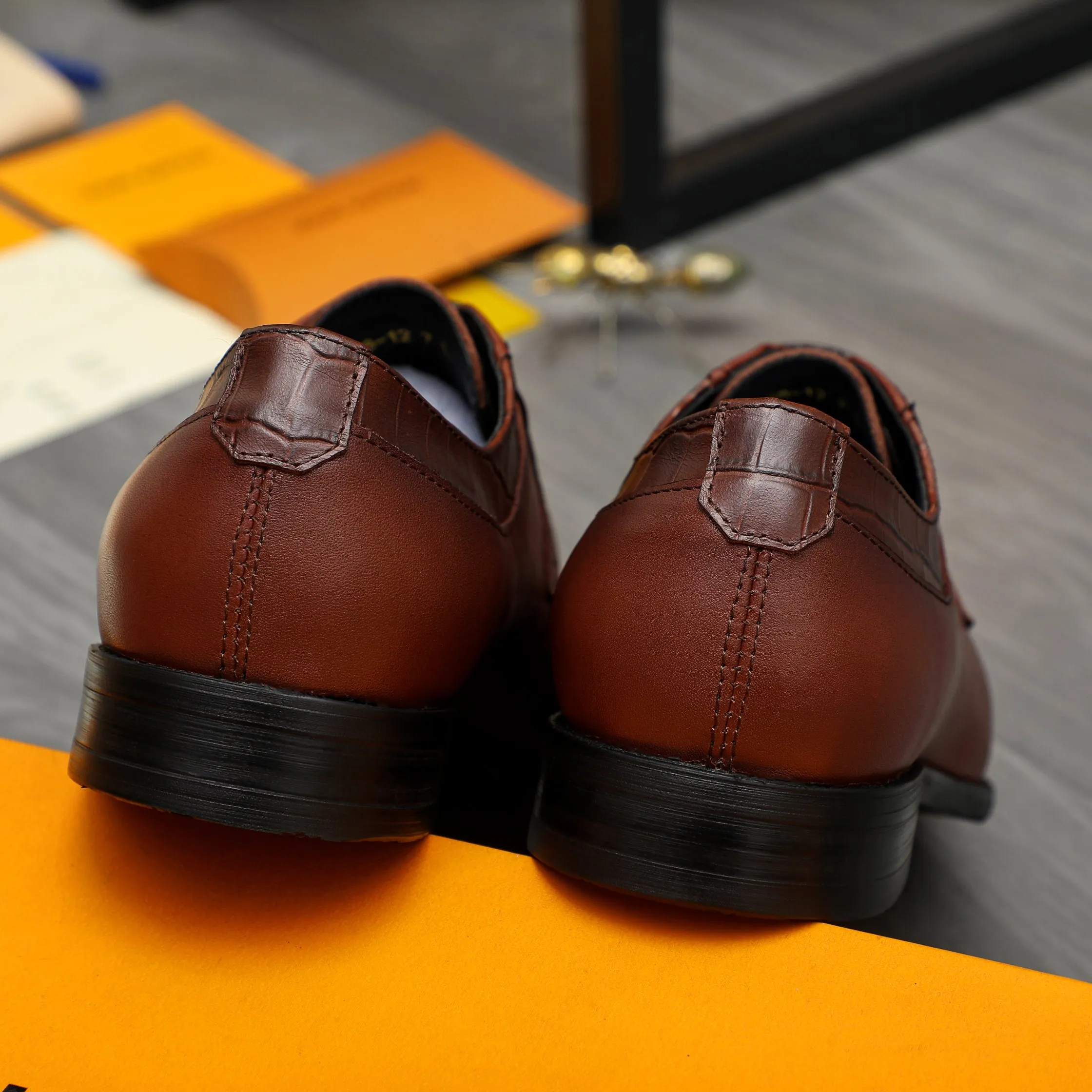 Men's men's shoes💰p460 Product trademark: LV (Louis Vuitton) business lace-up leather shoes True size: 39-44 Product material: Selected color rubbed cowhide stitched with stone pattern cowhide upper, cowhide lining, original rubber outsole
